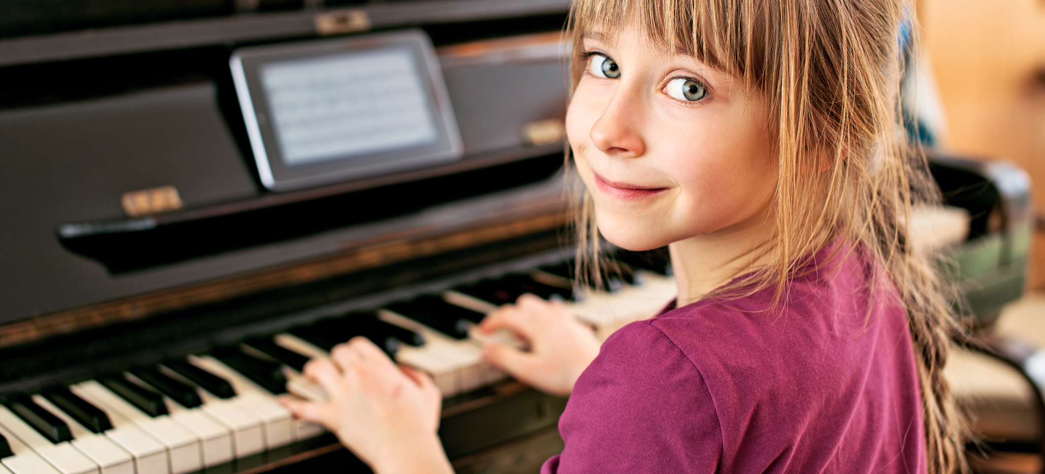 Little-girl-playing-the-piano-172456577_2121x1416-end